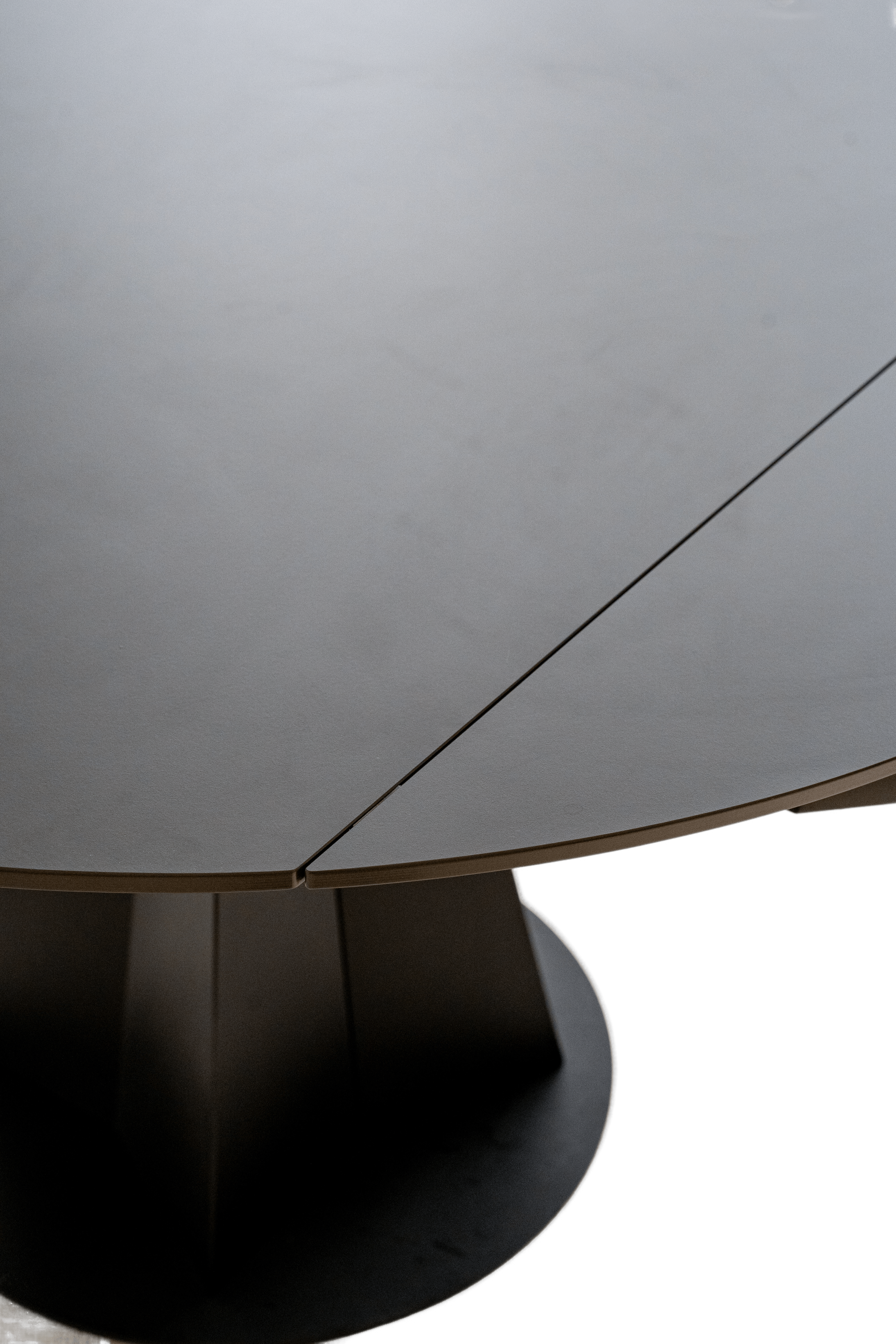 Leverett Round Extendable Dining Table / Sintered Stone